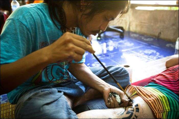 Як роблять татуювання bamboo в Таїланді (10 фото)