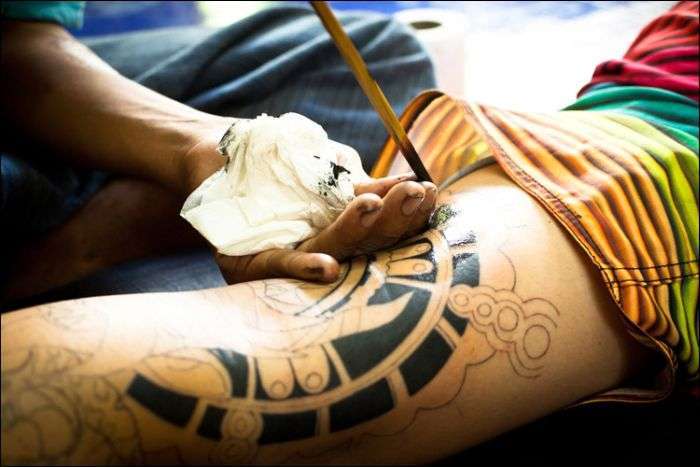 Як роблять татуювання bamboo в Таїланді (10 фото)