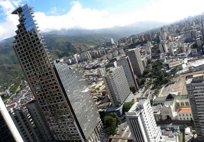 Унікальні багатоповерхові нетрі Каракаса (20 фото)