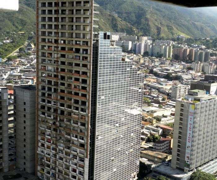 Унікальні багатоповерхові нетрі Каракаса (20 фото)