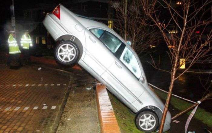 Панночка припаркувала машину на стіні після уроку водіння (4 фото)