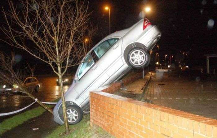 Панночка припаркувала машину на стіні після уроку водіння (4 фото)
