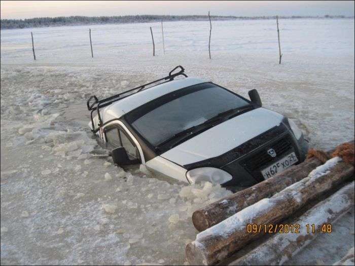 Невдала льодова переправа через річку (6 фото)