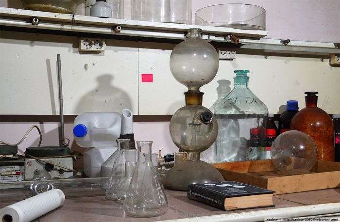 Покинута хімічна лабораторія (26 фото)