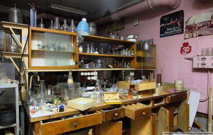 Покинута хімічна лабораторія (26 фото)
