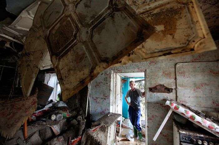 Постраждалих від повені жителів Кримська змусять повернути матеріальну допомогу (9 фото)