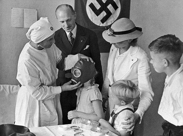 Експерименти по створенню надраси, які нацисти ставили на дітях (8 фото)