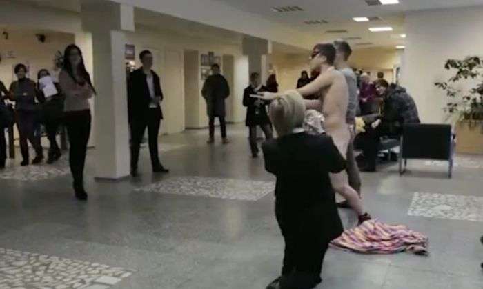 Стриптиз для нареченої закінчився арештом в поліції (2 фото + відео)