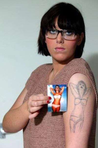 Татуювання у вигляді дівчини в бікіні (4 фото)
