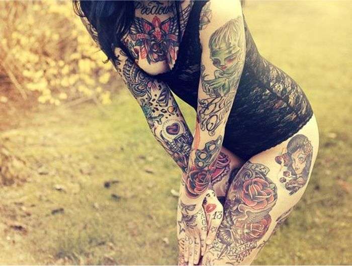 Симпатичні дівчата з яскравими татуюваннями (60 фото)