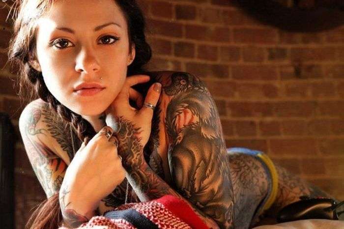 Симпатичні дівчата з яскравими татуюваннями (60 фото)