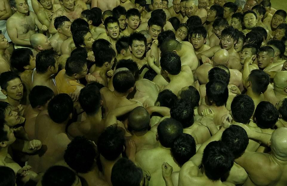 Тысячи полуголых японцев поборолись за пару священных палочек МиР