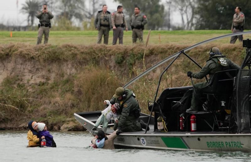 Американские пограничники ловят в реке мексиканцев МиР