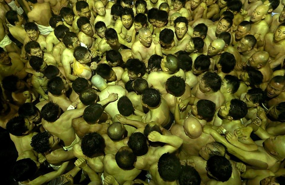 Тысячи полуголых японцев поборолись за пару священных палочек МиР