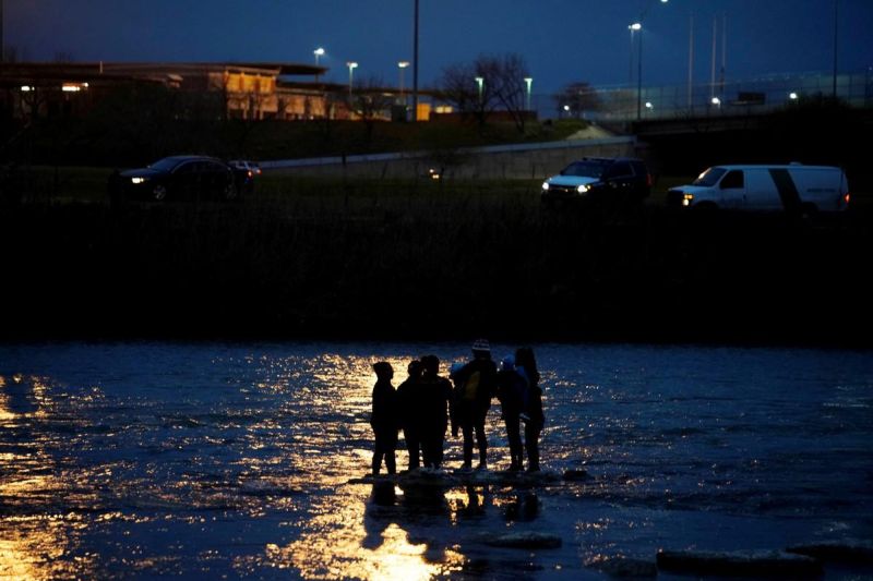 Американские пограничники ловят в реке мексиканцев МиР