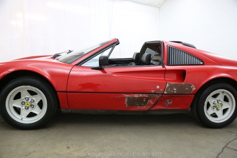 Купил дом вслепую, а в гараже оказался Ferrari 1984 года выпуска 