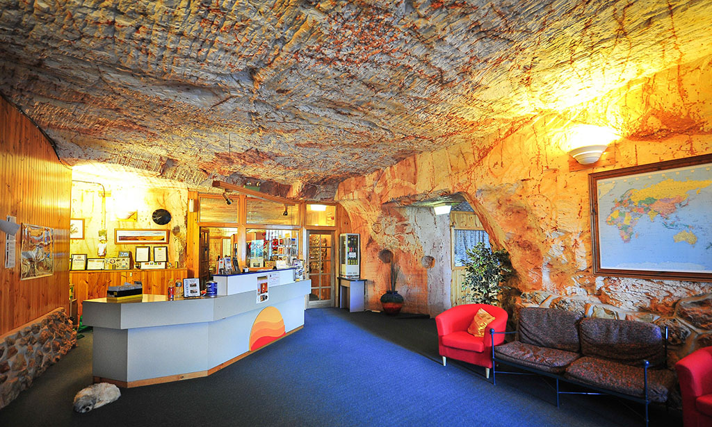 В этом подземном городе в Австралии живет 2000 человек. Вот фото изнутри 