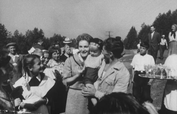 1959 год. Ричард Никсон проехал с визитом по деревням нашей Сибири Дальние дали