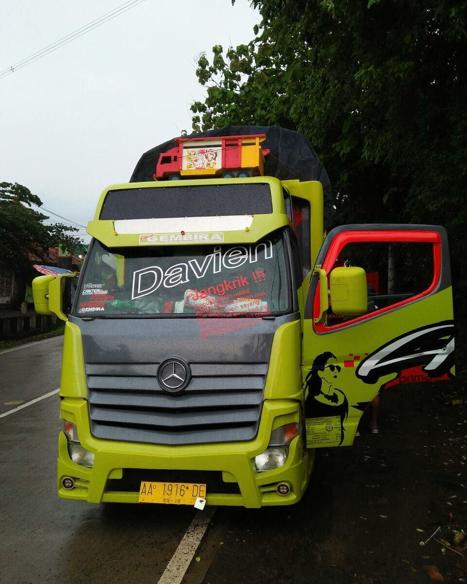 Маленькие грузовики Fuso Canter с внешностью от Scania и Actros MP4 - Индонезийский вид тюнинга грузовиков авто