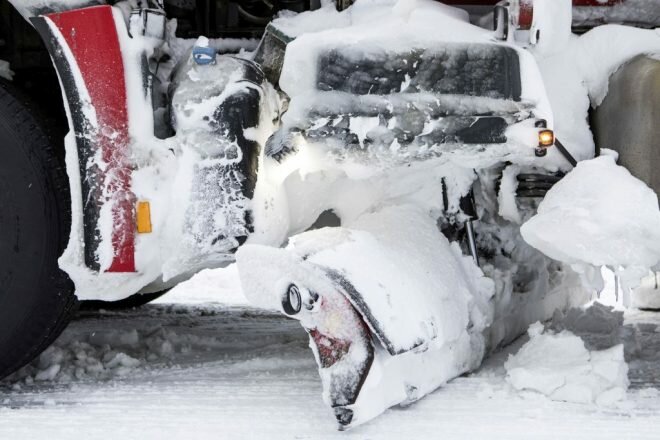 Снегоуборочная машина из центральной Швеции - проезжает в сутки 1000 км, грузовик мощностью 578 л.с. и грузовые шины с шипами авто