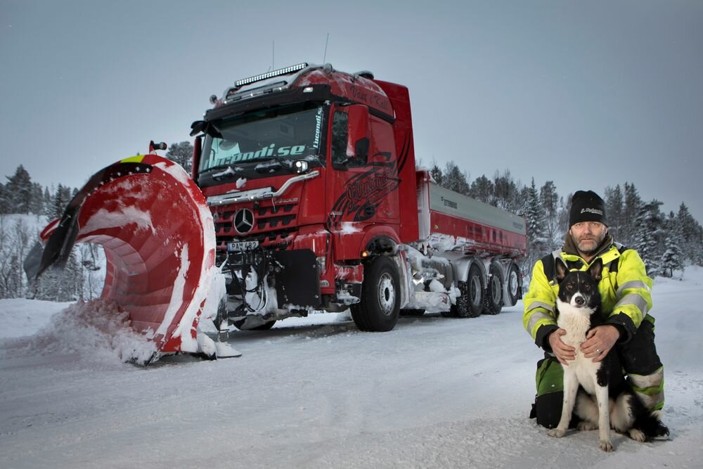 Снегоуборочная машина из центральной Швеции - проезжает в сутки 1000 км, грузовик мощностью 578 л.с. и грузовые шины с шипами авто