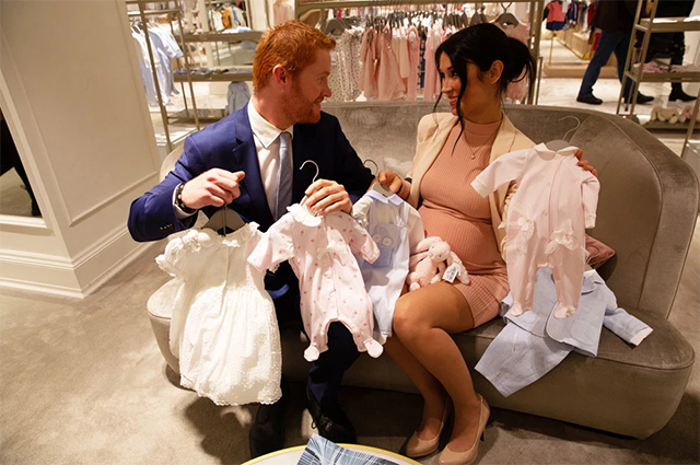 Йога для беременных и новорожденный малыш: двойники Меган Маркл и принца Гарри снялись в новом фотопроекте Новости