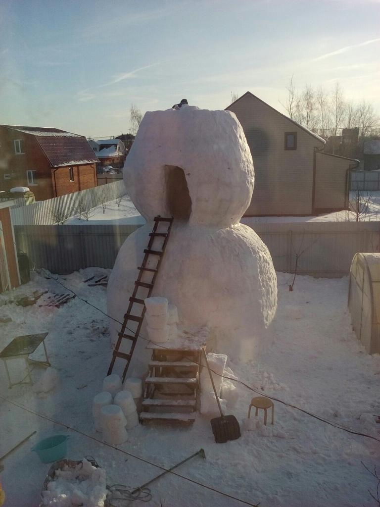 Огромный снеговик, на строительство которого ушло две недели домашний очаг...