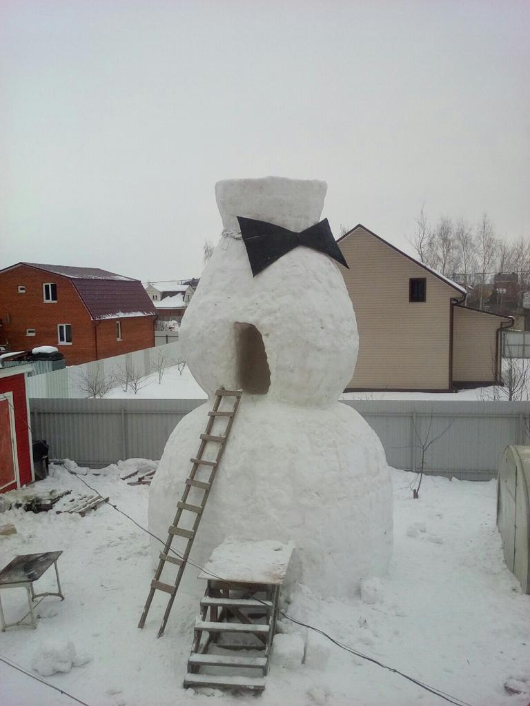 Огромный снеговик, на строительство которого ушло две недели домашний очаг...
