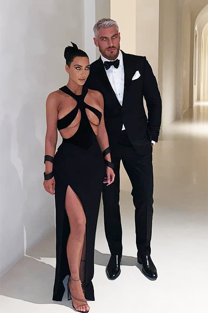 Ким Кардашьян поддержала своего стилиста на премии в откровенном винтажном платье Звездный стиль