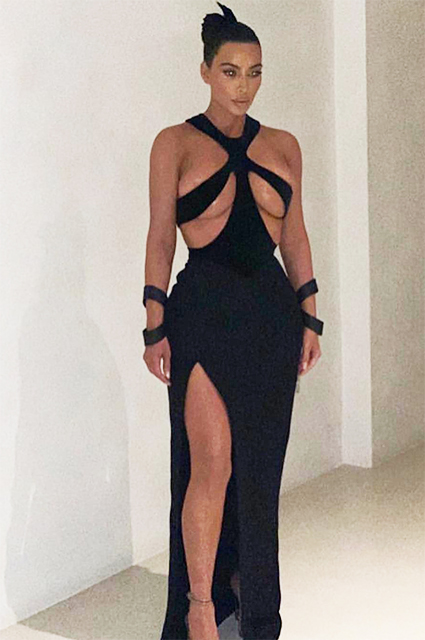 Ким Кардашьян поддержала своего стилиста на премии в откровенном винтажном платье Звездный стиль
