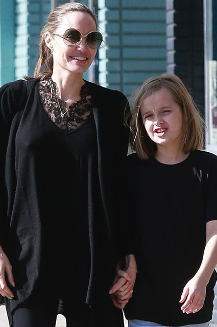 Хороший день: Анджелина Джоли с дочерью Вивьен на прогулке в Лос-Анджелесе Звездные дети