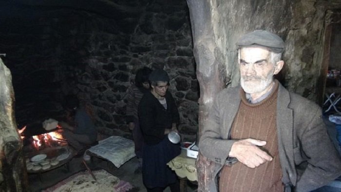 Пещерные люди: большая семья 80 лет живет вдали от цивилизации жизненное
