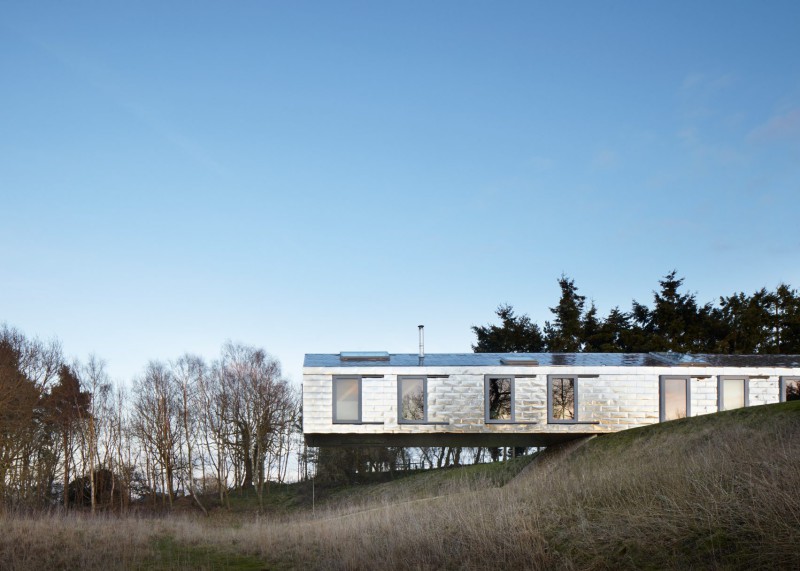 Чудеса гравитации: в Англии жилой дом свисает над холмом и не падает архитектура