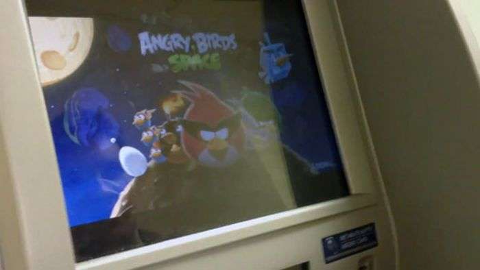 Як російські хакери грали в Angry Birds на банкоматі (1 фото + 2 відео)