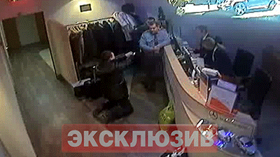 Пяний бізнесмен напав на співробітників Шереметьєво і побив поліцейського (1 гифка + відео)