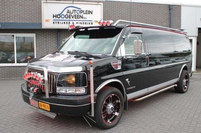 Крутий будинок на колесах на базі величезного GMC Savana (23 фото)