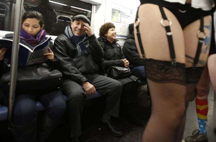 Поїздка на метро в нижній білизні (30 фото)