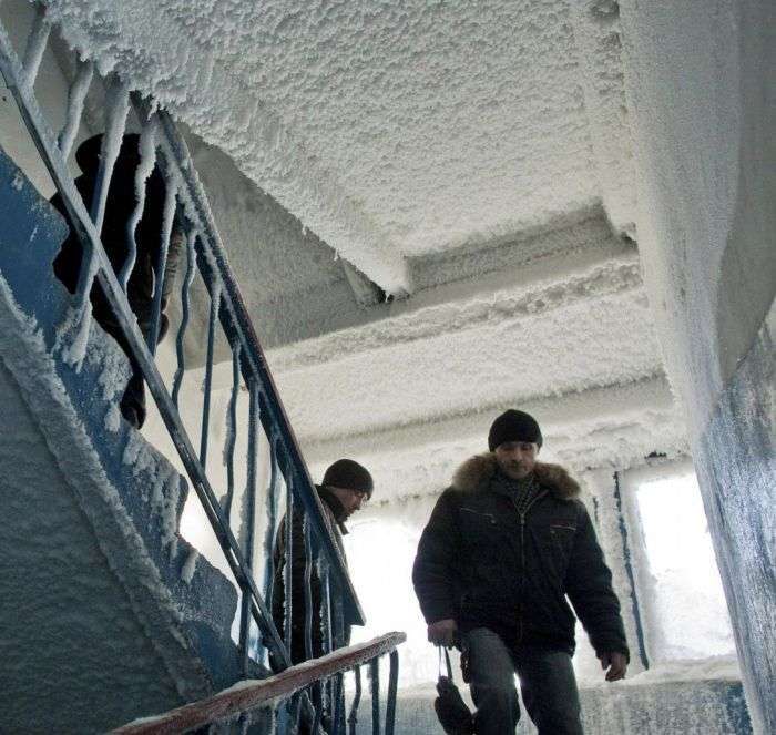 Підїзд житлового будинку при -59°C за вікном (6 фото)