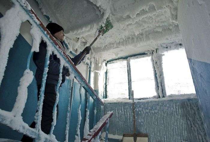 Підїзд житлового будинку при -59°C за вікном (6 фото)