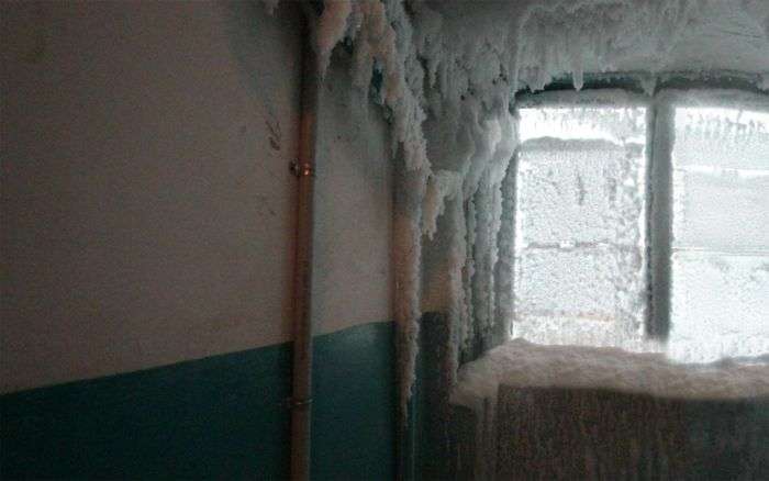 Підїзд житлового будинку при -59°C за вікном (6 фото)