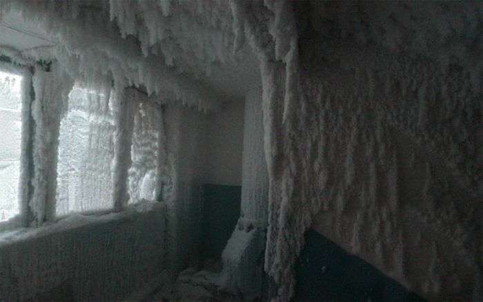 Підїзд житлового будинку при -59°C за вікном (6 фото)