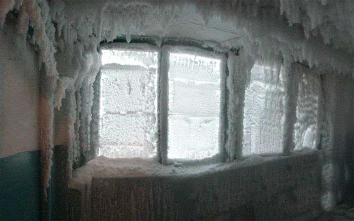 Підїзд житлового будинку при -59°C за вікном (6 фото)