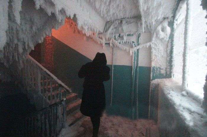 Підїзд житлового будинку при -59°C за вікном (6 фото)