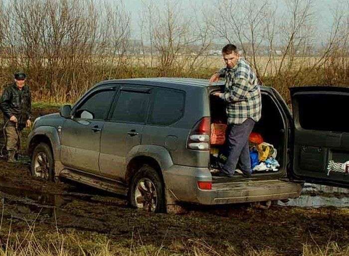 Якщо позашляховик застряг у багнюці в селі (3 фото)