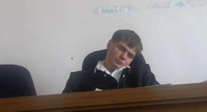 Суддя спить - правосуддя вершиться (1 фото + відео)