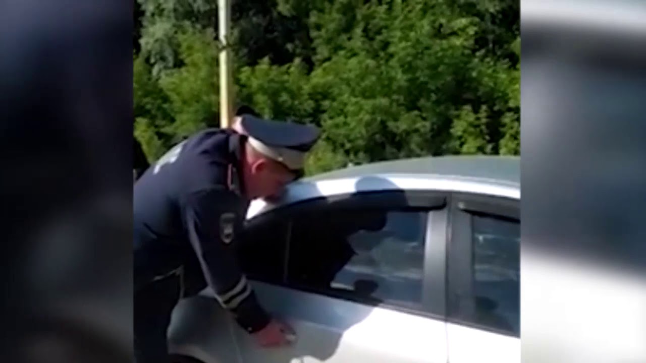 Пьяная женщина — рулю не хозяйка...Так будет со всяким, кто попытается остановить нетрезвую женщину за рулём авто и мото,автоновости,видео,Россия