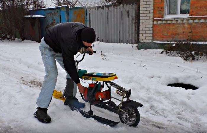 Энтузиаст с золотыми руками сделал снегоход из старых санок и мотора бензопилы авто