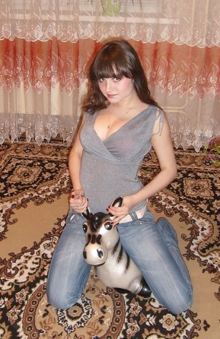 Сидя на родительском собрании, мама заколкой нацарапала на парте сыну: 