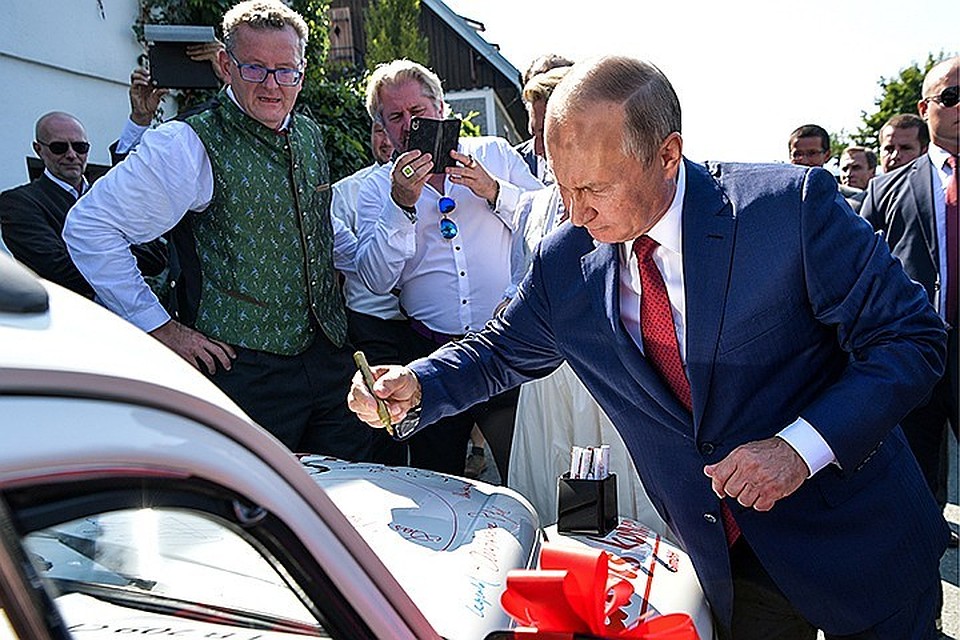 Кабриолет с автографом Путина продали за 20 тыс. евро Volkswagen Beetle