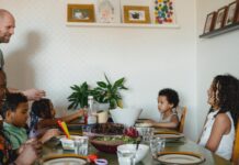 Міцні сімейні зв’язки в молодості пов’язані з багатшим соціальним життям у зрілому віці